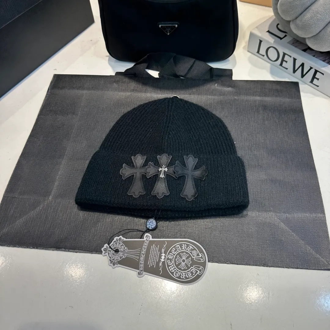 P56 Crow Heart Autumn and Winter Wool Knitted Beanie This must be a favorite of minimalism. It is clean, neat, fashionable and versatile, and will definitely not be picky about your face shape! A fashionable classic that lasts forever! Fashionable black and white can be purchased together